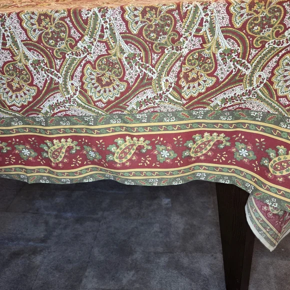 Williams Sonoma Paisley Linens Set 2 Tablecloth And 6 Napkins- Red and Green - Picture 3 of 7
